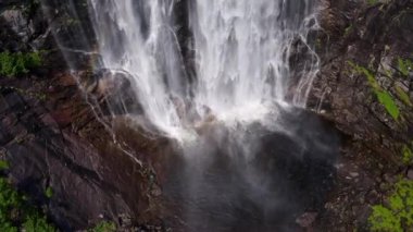 Norveç 'in muhteşem manzaraları. Hordaland. Skjervsfossen şelalesinin güzel manzarası
