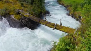Loenvatnet Gölü 'nün dibindeki buzul nehri, Lodalen Vadisi' ne doğru akmaya başladı.
