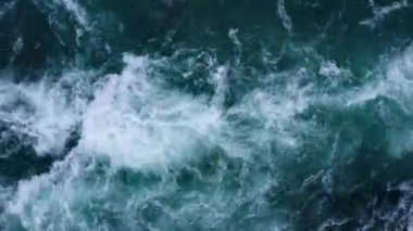 Dağ nehri suyu üst manzarayı kapatır. Havadan