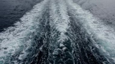 Suyun üzerinde bir iz, kendine bir gemi, büyük bir yolcu gemisi bırakıyor.