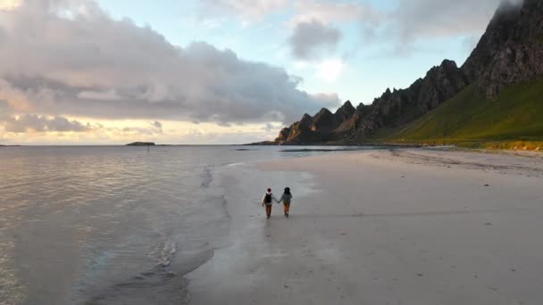 Прогулянка Піщаному Пляжу Село Острові Андоя Блейк Vesteralen Archipelago Norway — стокове відео