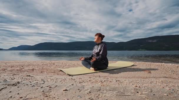 Jeune Femme Pratique Yoga Entre Les Montagnes Norvège — Video