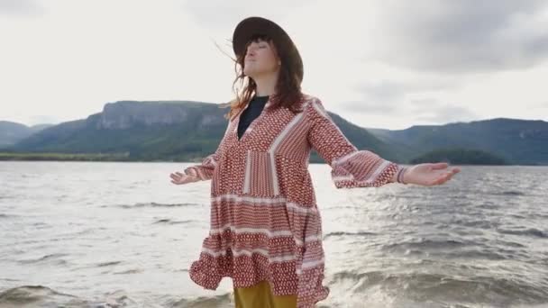 Fuerte Viento Sopla Pelo Rojo Una Hermosa Dama Chica Está — Vídeos de Stock