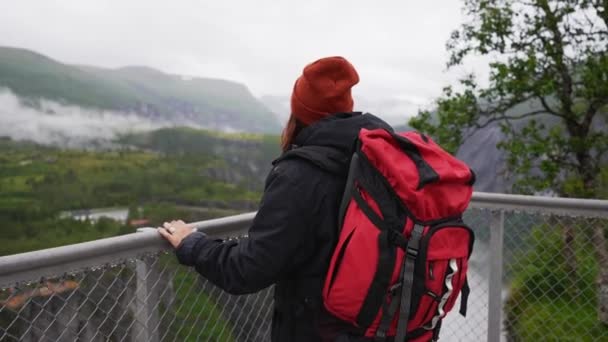 Una Mujer Está Borde Acantilado Cascada Voringfossen Sintiéndose Completamente Libre — Vídeos de Stock