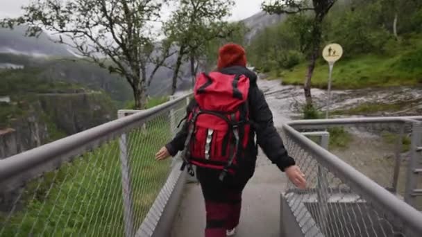 Lány Kövön Híres Norvég Vízesés Felett Voringfossen — Stock videók