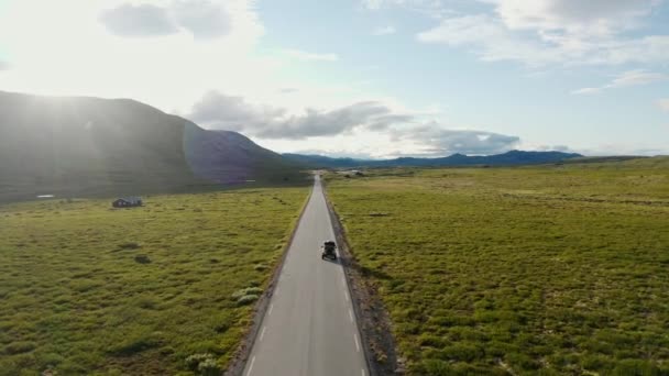 ノルウェーの山岳道路での車の運転 映画飛行ドローンの空撮 — ストック動画