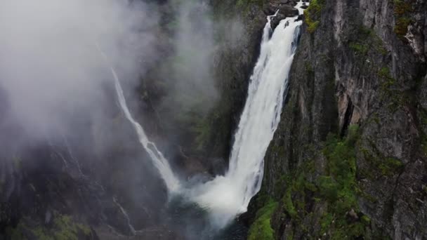 Luftaufnahme Des Voringfossen Wasserfalls Und Des Umliegenden Tals Bei Regnerischem — Stockvideo