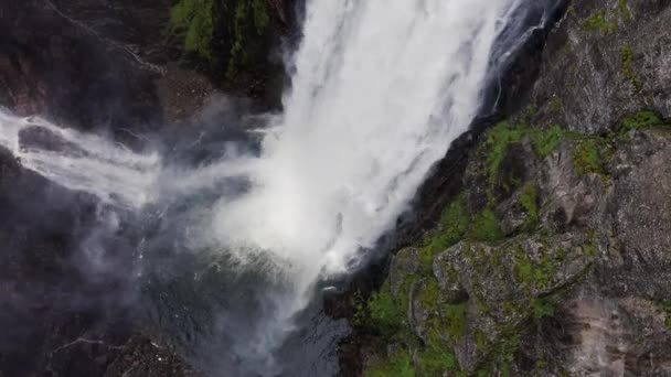 Воздушное Видео Ворингфоссена Водопада Извилистой Долины Дождливую Туманную Типичную Норвегии — стоковое видео