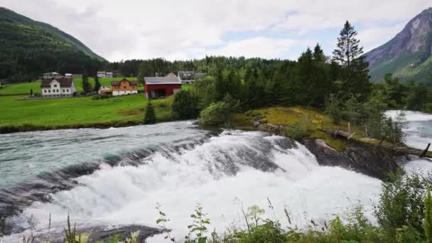 Όμορφη Ξύλινη Γέφυρα Πάνω Από Τυρκουάζ Ποτάμι Πιο Όμορφα Νορβηγικά — Αρχείο Βίντεο