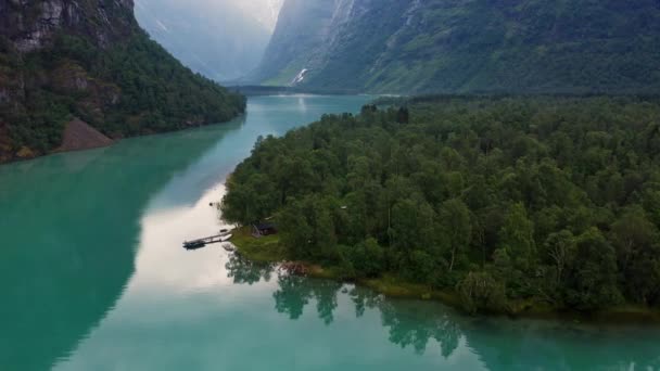 Jezioro Dno Loenvatnet Lodowcem Rzeki Zaczyna Płynąć Dół Lodalen Doliny — Wideo stockowe