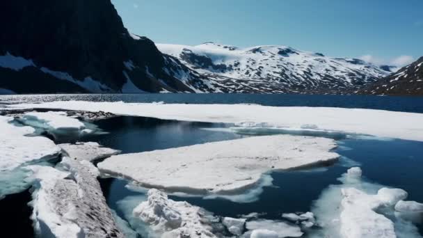 Voo Drone Sobre Lago Congelado Pedaços Gelo Água Lago Inverno — Vídeo de Stock