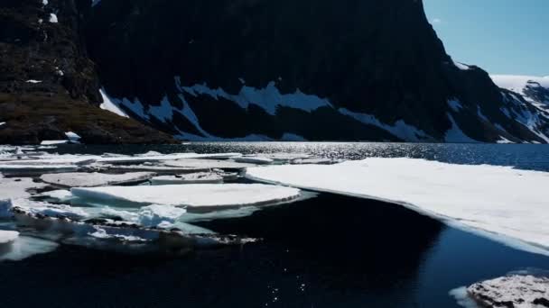 Мандрівник Йде Пірс Вдягнений Куртку Язаний Капелюх Задній Погляд Норвегія — стокове відео