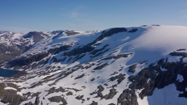 Ohromující Letecký Pohled Zasněžené Pohoří Severské Divočině Chladných Zimních Dnů — Stock video