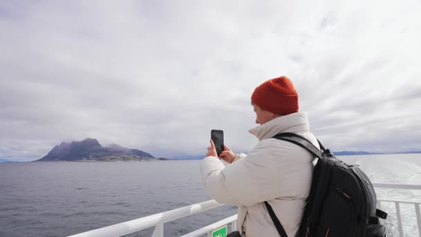 Joven Ferry Tomando Una Foto Panorámica Del Mar Con Teléfono — Vídeos de Stock