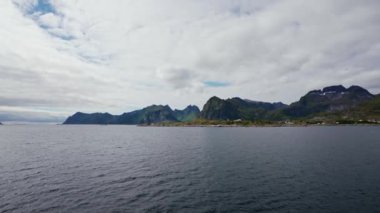 Norveç 'in güzel manzarası deniz ve buz dağları