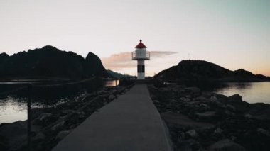 Andoya adasındaki deniz feneri konumu. Norveç yakınlarında manzaralı kayalık kıyı şeridi