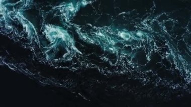 Nehrin ve denizin dalgaları yüksek gelgit ve alçak gelgit sırasında bir araya gelir. Saltstraumen girdabı, Nordland, Norveç girdapları