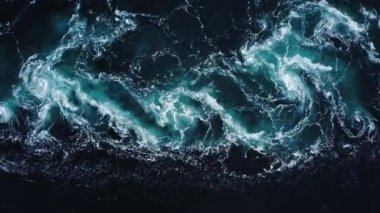Nehrin ve denizin dalgaları yüksek gelgit ve alçak gelgit sırasında bir araya gelir. Saltstraumen girdabı, Nordland, Norveç girdapları