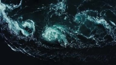 Nehrin ve denizin dalgaları yüksek gelgit ve alçak gelgit sırasında bir araya gelir. Saltstraumen girdabı, Nordland, Norveç girdapları