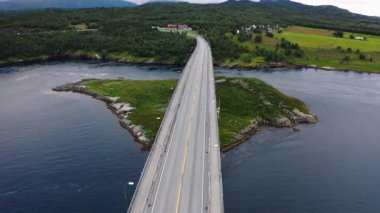 Norveç, Nordland, Saltstraumen girdabının girdapları üzerindeki köprü. Güzel Doğa Norveç Doğal Arazisi