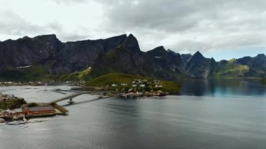 Akşam batımı Lofoten Adaları Norveç. Reine Lofoten Norveç 'in Nordland eyaletinde yer alan bir takımadadır..