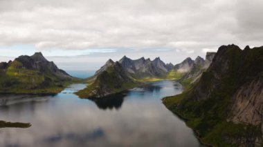 Akşam batımı Lofoten Adaları Norveç. Reine Lofoten Norveç 'in Nordland eyaletinde yer alan bir takımadadır..