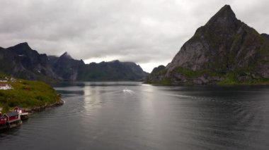 Akşam batımı Lofoten Adaları Norveç. Reine Lofoten Norveç 'in Nordland eyaletinde yer alan bir takımadadır..