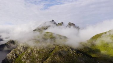 Dağ bulutu manzarası. Güzel Doğa Norveç Doğal Arazisi