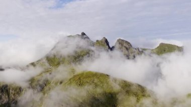 Dağ bulutu manzarası. Güzel Doğa Norveç Doğal Arazisi