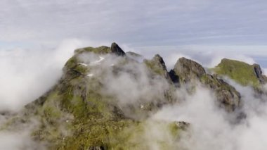 Dağ bulutu manzarası. Güzel Doğa Norveç Doğal Arazisi