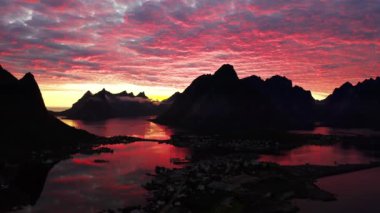 Akşam batımı Lofoten Adaları Norveç. Reine Lofoten Norveç 'in Nordland eyaletinde yer alan bir takımadadır..