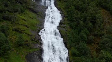 Yeşil ormanın arasında güzel bir Norveç şelalesi. Hava görüntüsü,