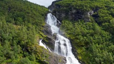 Yeşil ormanın arasında güzel bir Norveç şelalesi. Hava görüntüsü,