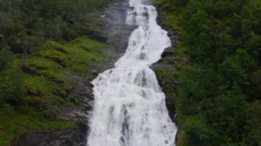 Yeşil ormanın arasında güzel bir Norveç şelalesi. Hava görüntüsü,