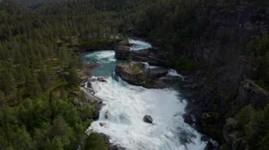 Güçlü okyanus akıntısının, girdapları ve girdapları oluşturan havadan aşağı görüntüsü