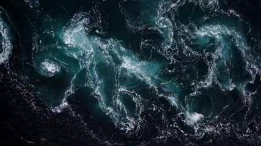 4K insansız hava aracı videosu soyut ve güçlü su akıntıları, hızlı ve girdapları ve Norveç 'in girdaplarını kuşbakışı görüntüler..