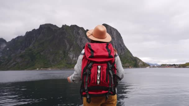 Gelukkige Vrouw Toerist Lofoten Eilanden Noorwegen Bergen Zee Achtergrond — Stockvideo