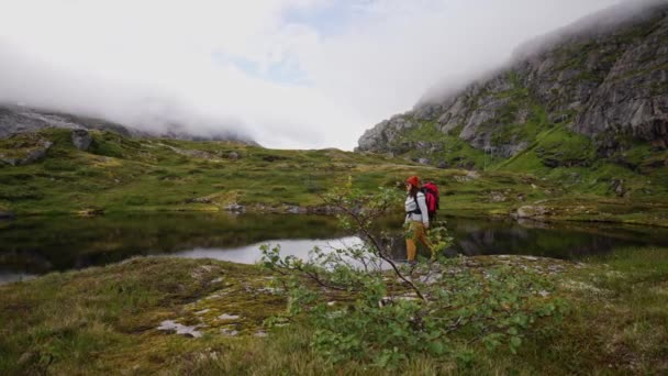 Девушка Путешественница Рюкзаком Горах Фоне Скал Далеких Земель Норвегии — стоковое видео