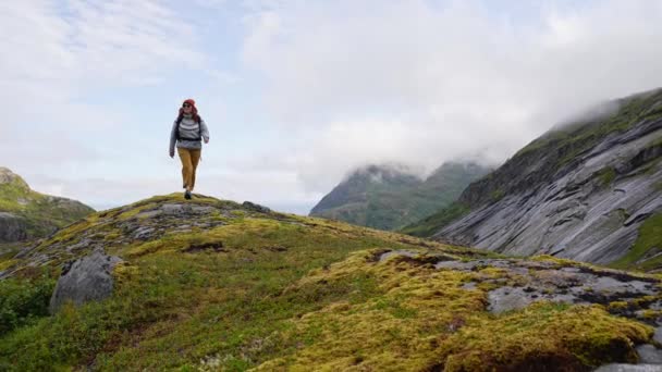Путешественница Рюкзаком Походы Горах Красивым Летним Пейзажем Заднем Плане Альпинизма — стоковое видео