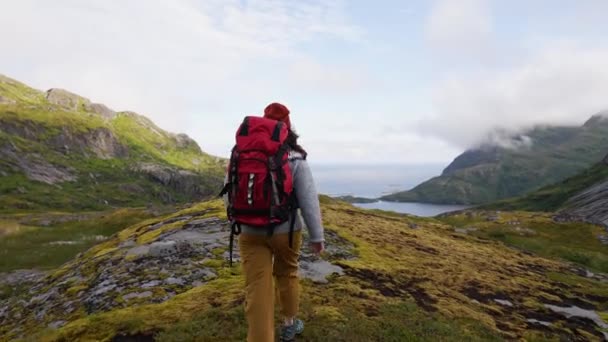 Ένα Κορίτσι Ένα Μεγάλο Σακίδιο Διασχίζει Υψίπεδα Της Νορβηγίας Ίχνη — Αρχείο Βίντεο