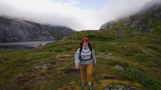 Donna Viaggiatore Con Zaino Escursioni Montagna Con Bellissimo Paesaggio Estivo — Video Stock