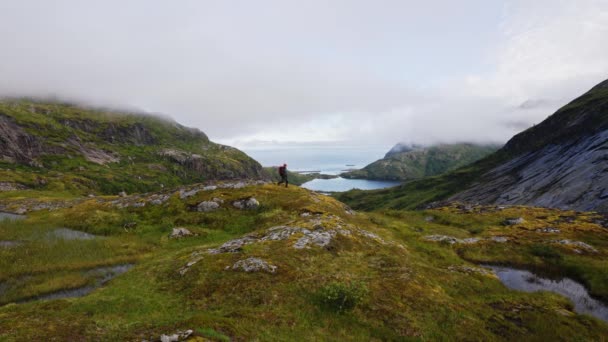 Randonnée Norvège Touriste Avec Sac Dos Bâton Dresse Sur Dessus — Video
