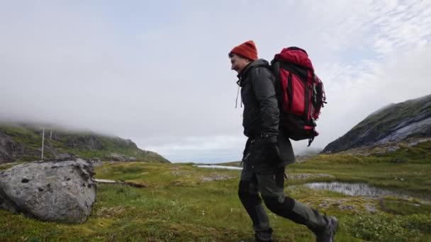 Mladý Šťastný Muž Vrcholu Hory Batohem Podzim Norway Lofoten — Stock video