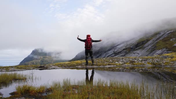 속에서 배낭을 스마트폰으로 사진을 블로거는 노르웨이 야외에서의 여행에 영향을 — 비디오