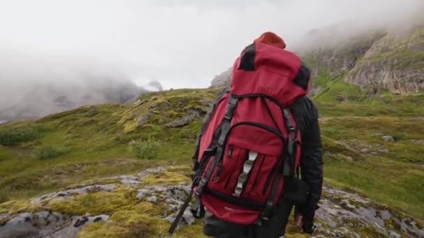 霧の山の中で困難な登山男性探検家 山の崖からの眺めではなく霧 — ストック動画