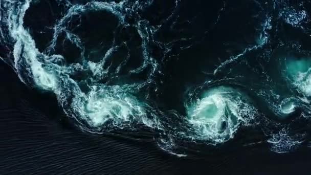 바닷물의 파도가물 바위들 과만나 소용돌이를 합니다 노르웨이의 보스의 지역에 영장이다 — 비디오