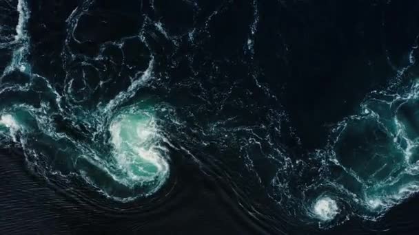 Abstraktní Pozadí Vlny Mořské Vody Střetávají Podmořskými Špičatými Skalami Vytvářejí — Stock video