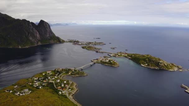 Auto Überquert Eine Brücke Einem Sonnigen Sommertag Reine Lofoten Norwegen — Stockvideo