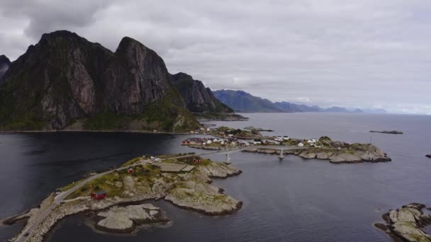 Coche Cruzando Puente Soleado Día Verano Reine Lofoten Noruega Vista — Vídeos de Stock