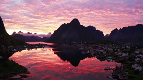 夕方の夕日ロフテン島ノルウェー ライン ロフテン Reine Looften ノルウェーのノードランド県にある群島 — ストック動画